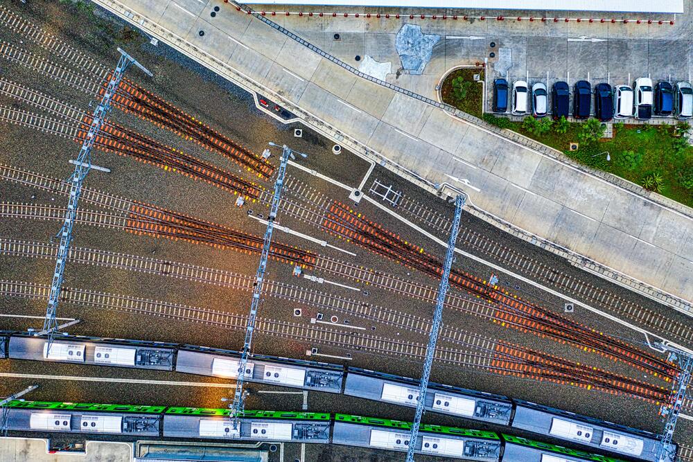 De datasets a plataformas IA: imagen con diferentes vías de tren